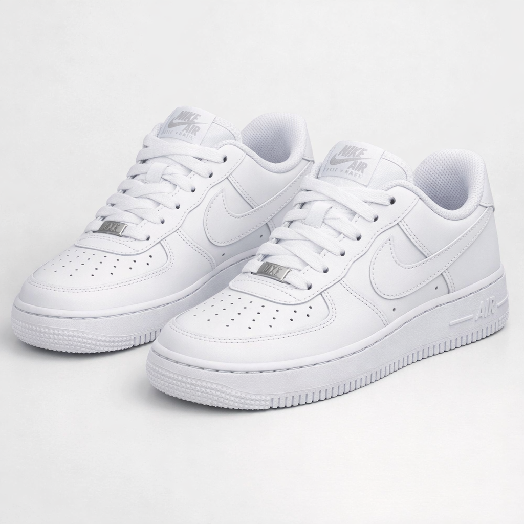 Paire de baskets blanches Nike Air Force sur fond clair